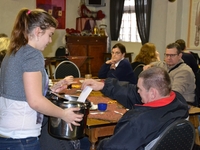 Robyne Tops haalt de stembiljetten op