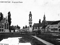 Zicht op het huis De Ram en de vroegere parochiekerk